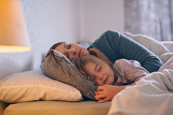 Mamma och barn vilar