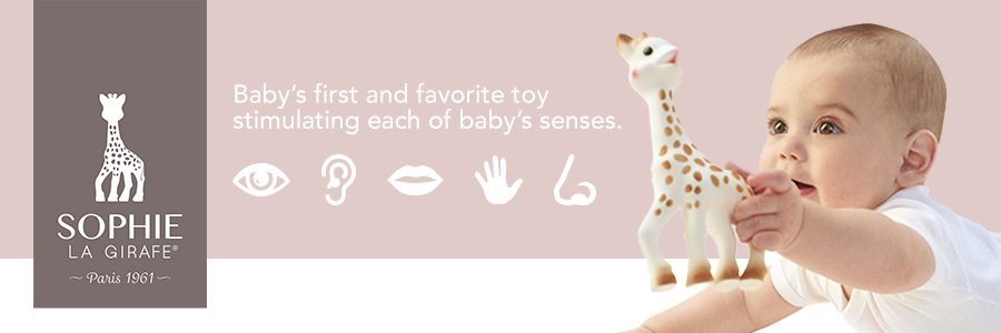 Bebis som håller en Sophie la Girafe i handen med texten "Baby´s first and favourite toy stimulating each of baby´s senses".