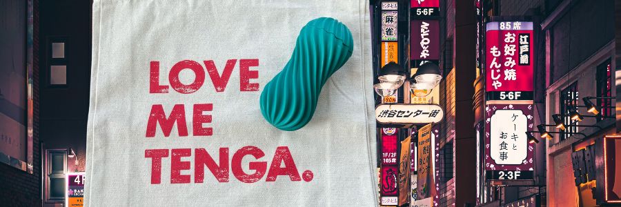 TENGA Flex och texten "love me Tenga" mot en japansk stadsbakgrund med neonskyltar.