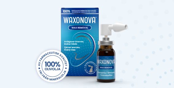 Waxonova öronrengöringsolja i en brun flaska med spraymunstycke, bredvid en blå förpackning och en stämpel som markerar 100% olivolja.
