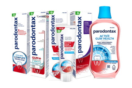 En samling Parodontax-produkter för munvård, inklusive flera förpackningar med tandkräm i olika varianter och en flaska munskölj med rosa vätska, mot en vit bakgrund.