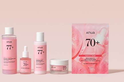En uppsättning Anua hudvårdsprodukter i rosa förpackningar, inklusive toner, serum, ansiktskräm och en ansiktsmask, på en ljusrosa bakgrund.