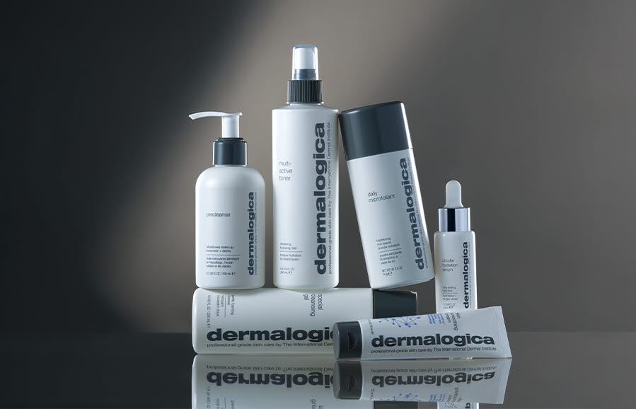Dermalogica produkter staplade på varandra och på rad.