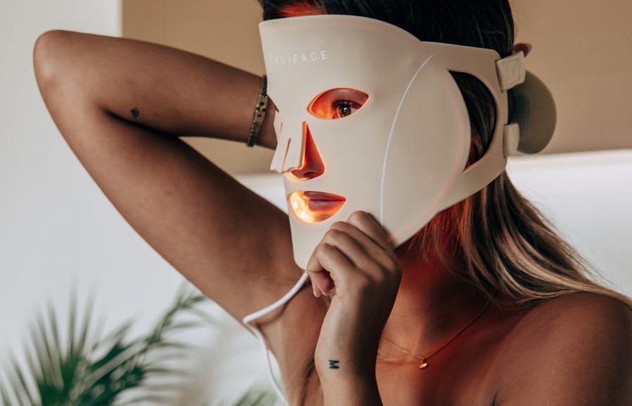 En person som använder en ansiktsmask från varumärket Scandiface.