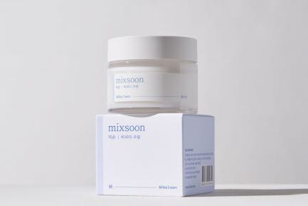 En burk med Mixsoon hudkräm står på en förpackning, på en ljus bakgrund.